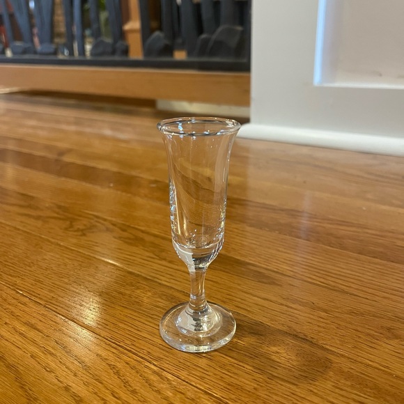 Elegant Glass Decanter with Six Shot Glasses - Picture 4 of 7